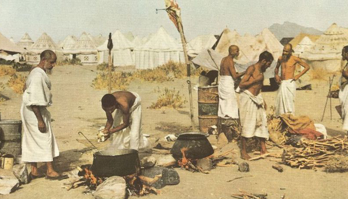 Hajjis cocking food in Mina in 1953